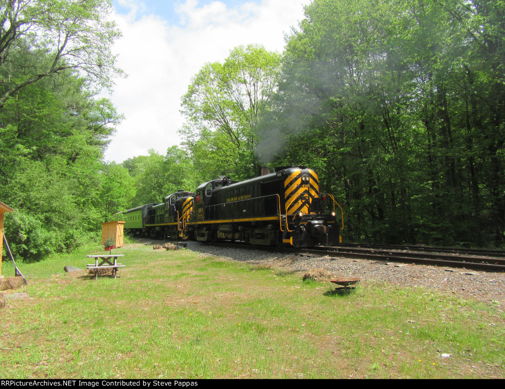 D&H 4103 leads a photo runby